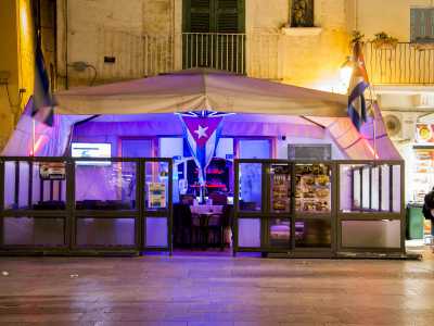 Ma il �meglio� la piazza lo offre nella parte che circonda la seicentesca Fontana della pigna, nei pressi della quale � impossibile non notare un bar che espone in ogni dove larghe bandiere cubane...